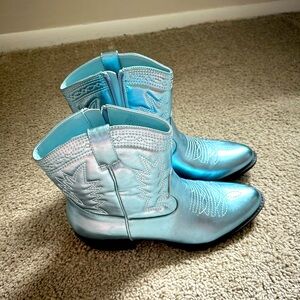 NWT Cowgirl Metallic Boots
